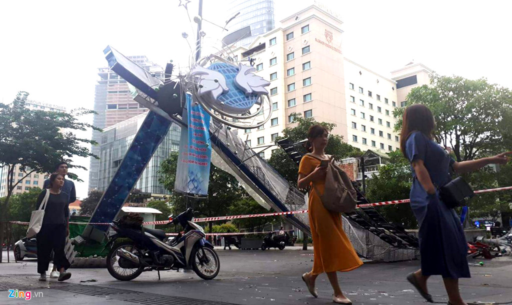 Hiện trường cổng chào phố đi bộ Nguyễn Huệ đổ sập, đè người đi đường